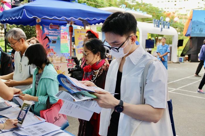  Nam du khách quan tâm đến tour nội địa dịp lễ 30/4. Ảnh: Tường Vi. 