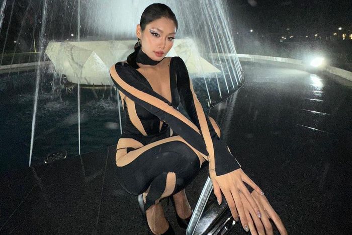  Bên cạnh Balenciaga, Mugler cũng là thương hiệu nhiệt tình lăng xê catsuit, thường xuyên trình làng các thiết kế này, tạo ra xu hướng đáng chú ý trong lĩnh vực thời trang. Dàn mẫu của thương hiệu liên tục sải bước trên sàn catwalk với tạo hình miêu nữ, khoe khéo thân hình nóng bỏng dưới lớp trang phục ôm sát. Ảnh: @thaonhile. 