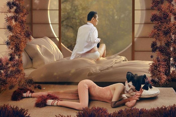  Điểm chung của catsuit là khả năng tôn dáng tốt, giúp các tín đồ thời trang khoe các đường nét sexy trên cơ thể, xây dựng hình tượng miêu nữ gợi cảm, lôi cuốn. Trong một bộ hình nghệ thuật trên trang cá nhân, Lâm Minh gây ấn tượng với bộ catsuit cúp ngực tông hồng đào (Peach Fuzz) - màu sắc của năm 2024 do Pantone bình chọn. Cô truyền tải tinh thần miêu nữ Nhật Bản, thực hiện kiểu tóc truyền thống của phụ nữ đến từ đất nước mặt trời mọc, trang điểm kiểu mắt mèo quyến rũ. Để gia tăng điểm nhấn, Lâm Minh sử dụng thêm găng tay opera đồng màu với trang phục. Ảnh: @lamiinh. 