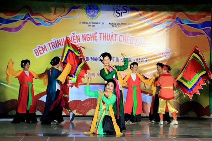 Trình diễn Chèo tại làng Khuốc, xã Phong Châu, huyện Đông Hưng, tỉnh Thái Bình. Ảnh: Thế Duyệt - TTXVN