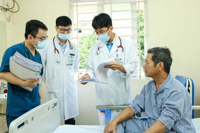 Thăm khám sức khỏe cho bệnh nhân sau can thiệp đột quỵ.