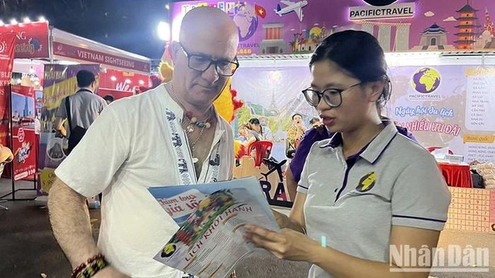 Khách nước ngoài tìm hiểu các tour du lịch trong ngày khai mạc.