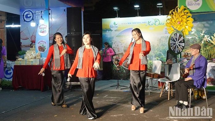 Chương trình giới thiệu nghệ thuật dân gian của tỉnh Bến Tre.