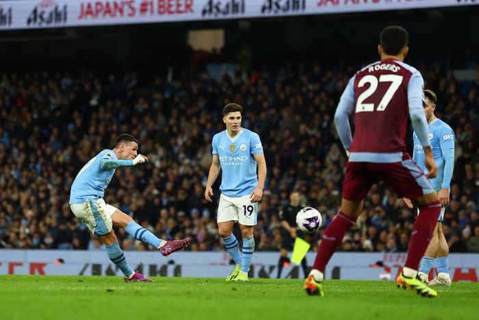 Phút cuối hiệp một, Phil Foden sút phạt đẹp mắt nâng tỷ số lên 2-1