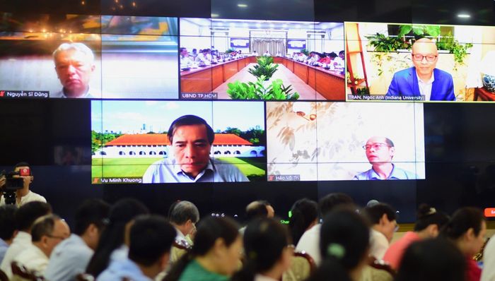 GS Trần Ngọc Anh (trên cùng, góc phải) góp ý cho hội thảo trực tuyến từ Mỹ