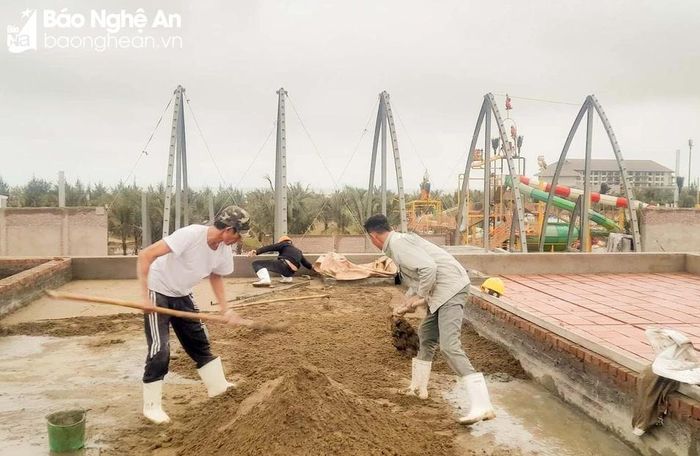  Từ 5h sáng, công nhân thi công một số hạng mục của Dự án khu vui chơi giải trí Cửa Hội đã bắt tay vào việc. Ảnh: Thanh Phúc 
