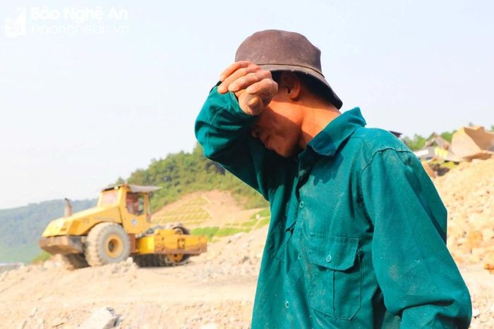  Nắng nóng khiến cơ thể bị "đốt nhiệt", mất nước nên ai cũng mệt mỏi. Tuy nhiên, trách nhiệm với công việc luôn thôi thúc họ vượt qua những vất vả, "thi gan" cùng nắng nóng để hoàn thành khối lượng được giao. Ảnh: Thanh Phúc 
