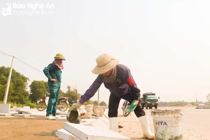  Vỉa hè đại lộ Vinh - Cửa Lò không một bóng râm khiến cái nắng nóng như tăng cao gấp bội. Ảnh: Thanh Phúc 