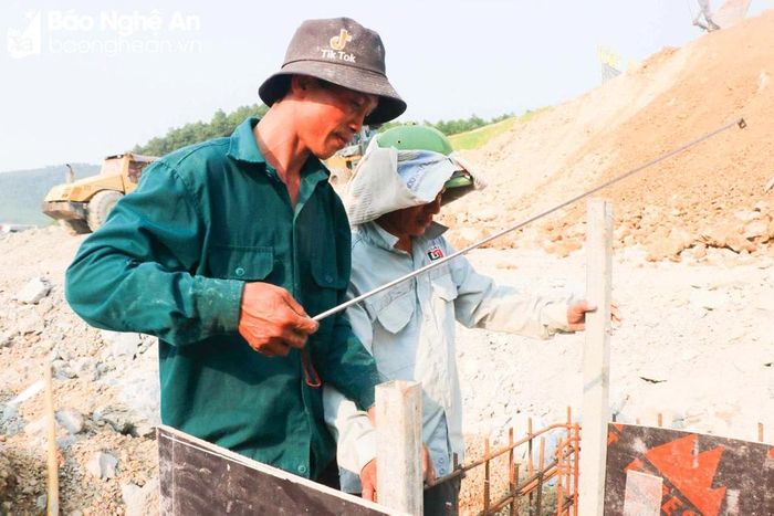 Nắng xiên thẳng vào cơ thể, sức nóng hầm hập từ bê tông, cốt thép cộng hưởng khiến những công nhân phải làm việc trong trạng thái gắng sức. Ảnh: Thanh Phúc 