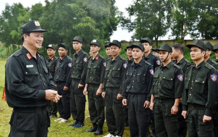 Thượng tá Nguyễn Văn Dương và cán bộ, chiến sĩ phòng Cảnh sát cơ động trước giờ làm nhiệm vụ.