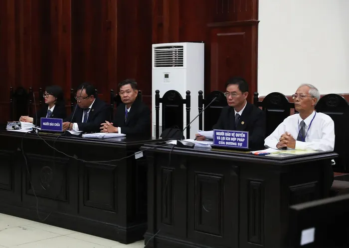 Các luật sư bào chữa tại phiên tòa.