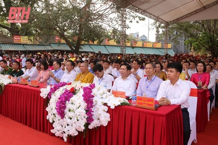 Lãnh đạo thị xã Bỉm Sơn và các đại biểu dự lễ hội.