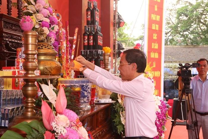 Đồng chí Đầu Thanh Tùng, Tỉnh ủy viên, Phó Chủ tịch UBND tỉnh tưởng nhớ công đức Thánh Mẫu Liễu Hạnh.