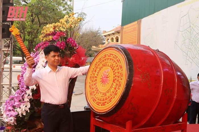 Lãnh đạo thị xã Bỉm Sơn đánh hồi trống khai hội.