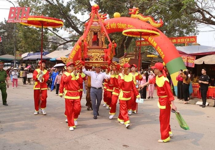 Lễ rước bóng Thánh Mẫu Liễu Hạnh.