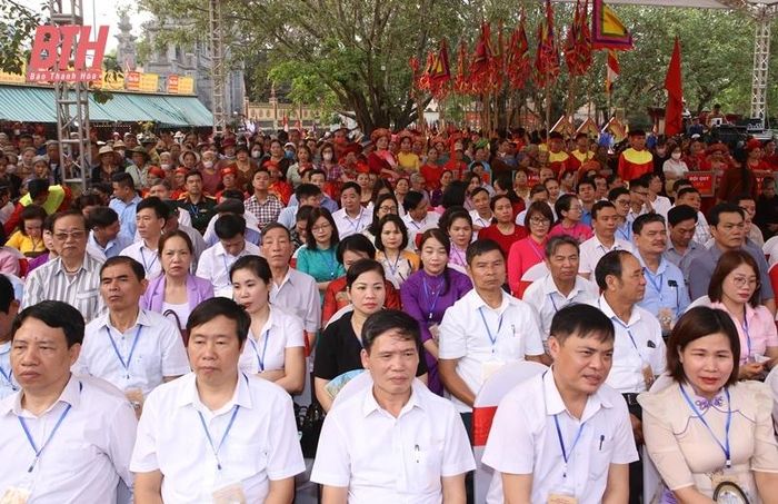 Các đại biểu và đông đảo Nhân dân, du khách thập phương về dự lễ hội.