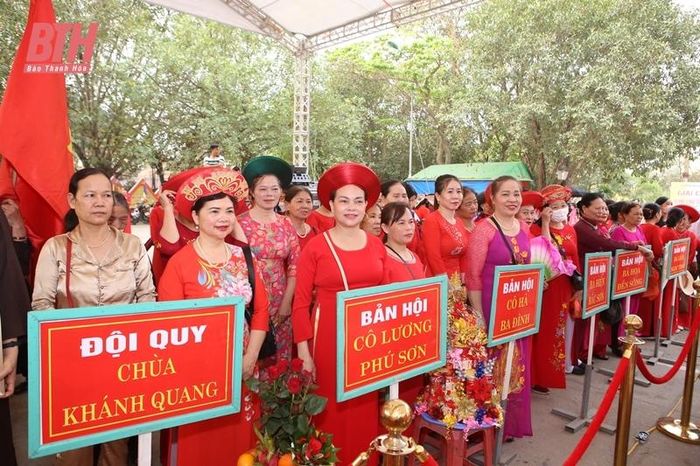 Các bản hội về dự lễ.