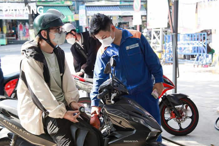 Giá xăng RON92 tăng gần 300 đồng/lít trong chiều 4-4. Ảnh: HOÀNG YẾN