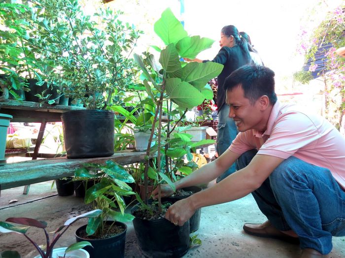 Các thành viên chuẩn bị cây trồng để tặng nhau trong buổi gặp mặt.