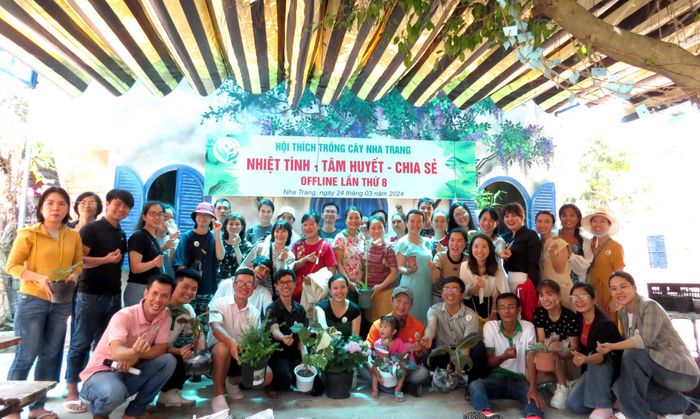 Một số thành viên tham gia gặp mặt, giao lưu, chia sẻ và tặng cây cho nhau.