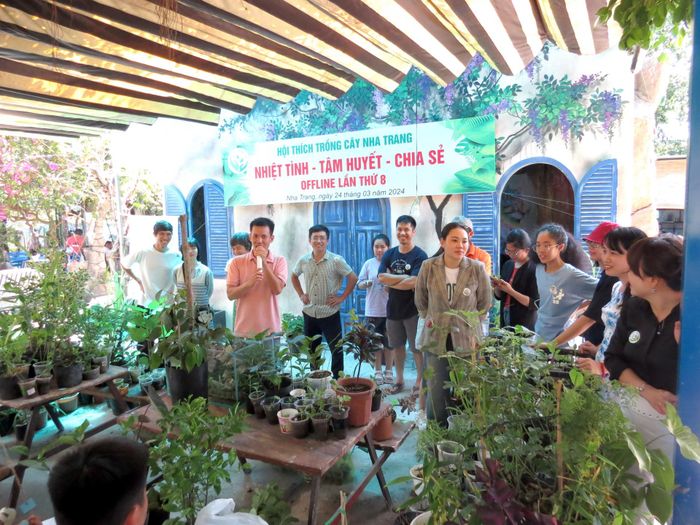 Các thành viên tham gia đấu giá cây trồng để gây quỹ.