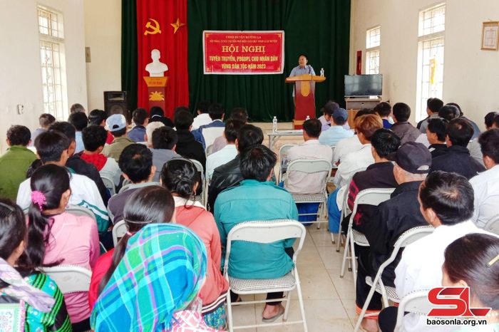 Tuyên truyền PBGDPL cho nhân dân xã Chiềng Công, huyện Mường La.