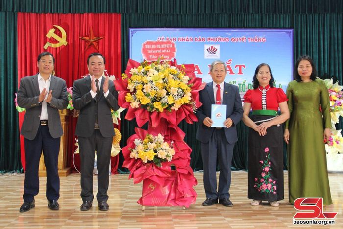 Đồng chí Hà Trung Chiến, Ủy viên Ban Thường vụ Tỉnh ủy, Bí thư Thành ủy, Chủ tịch HĐND Thành phố tăng hoa chúc mừng ra mắt "Ngôi nhà trí tuệ" tổ 4, phường Quyết Thắng.