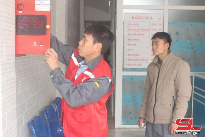 Lắp đặt hệ thống báo cháy tự động tại các gia đình ở tổ 4, phường Quyết Thắng.