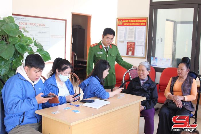 Công an phường Chiềng Cơi phối hợp với VNPT Thành phố hỗ trợ công dân đăng ký thông tin sim chính chủ.