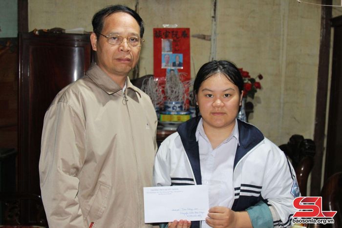 Trao học bổng cho học sinh có hoàn cảnh khó khăn tai phường Quyết Thắng, Thành phố