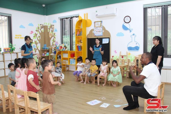 Trường mầm non Ngôi sao Sơn La phối hợp với Trung tâm Anh ngữ dạy tiếng Anh cho trẻ mầm non.