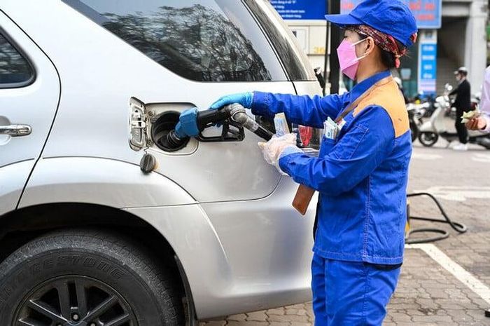 Giá xăng RON95-III giảm 10 đồng còn lại đều tăng từ 15h chiều nay 4/4.