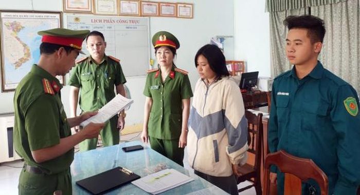 Cơ quan điều tra tống đạt lệnh bắt tạm giam Trần Thị Kiều Hoa.