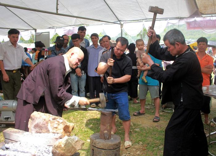 Trình diễn nghề rèn dao truyền thống của người Nùng An.