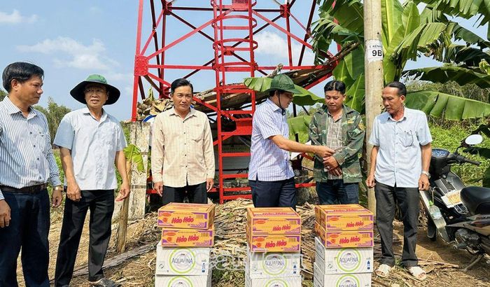  Ông Nguyễn Minh Nhứt, Bí thư Huyện ủy Trần Văn Thời, thăm hỏi, động viên, đồng thời tặng quà và các nhu yếu phẩm cho người dân trực tại chốt trên địa bàn xã Khánh Bình Tây Bắc.