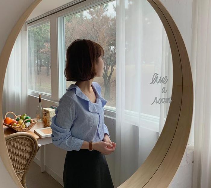 Áo cổ sen là trang phục mang phong cách retro nhưng vẫn rất phổ biến thời gian gần đây.