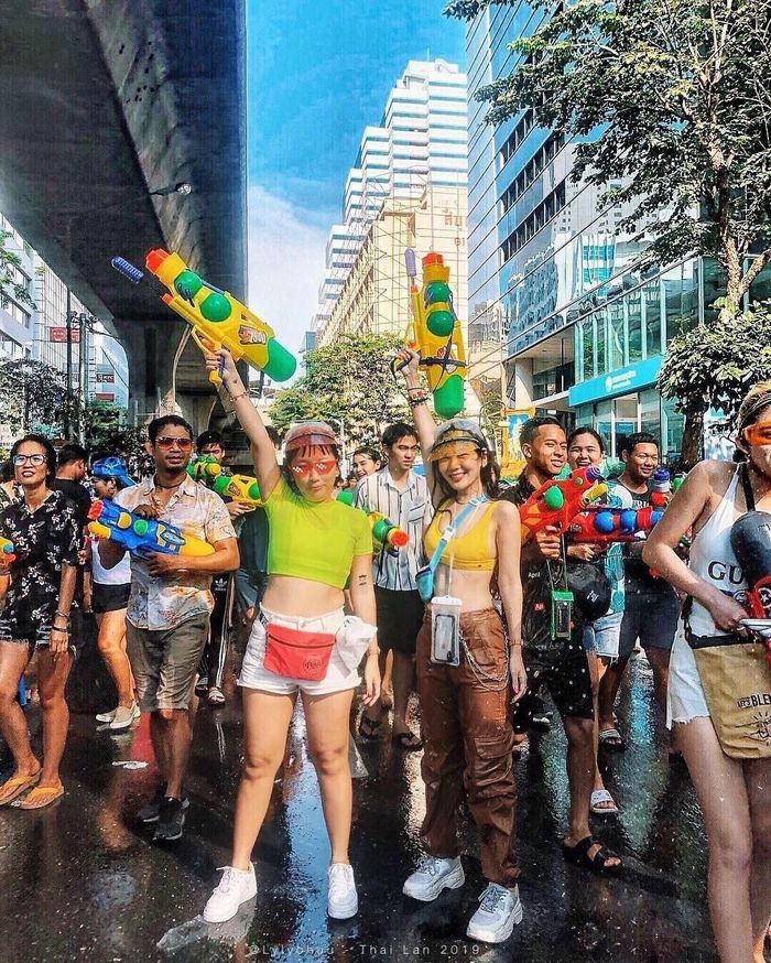 Đại chiến bắn súng nước tại lễ hội Songkran năm 2023. Ảnh: @lylychuu.