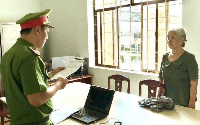 Cơ quan Cảnh sát điều tra tống đạt lệnh bắt tạm giam bị can Phan Hồng Thắm. Ảnh: Trọng Nguyễn - TTXVN phát.