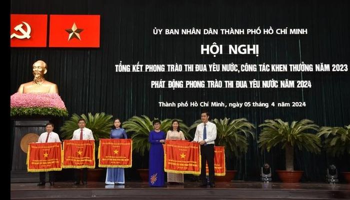 Báo Người Lao Động cùng các tập thể nhận Cờ thi đua của Thủ tướng Chính phủ tại hội nghị