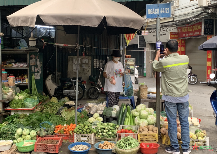  Bên cạnh các trung tâm thương mại lớn, các điểm kinh doanh nhỏ lẻ cũng chấp nhận thanh toán bằng QR code.