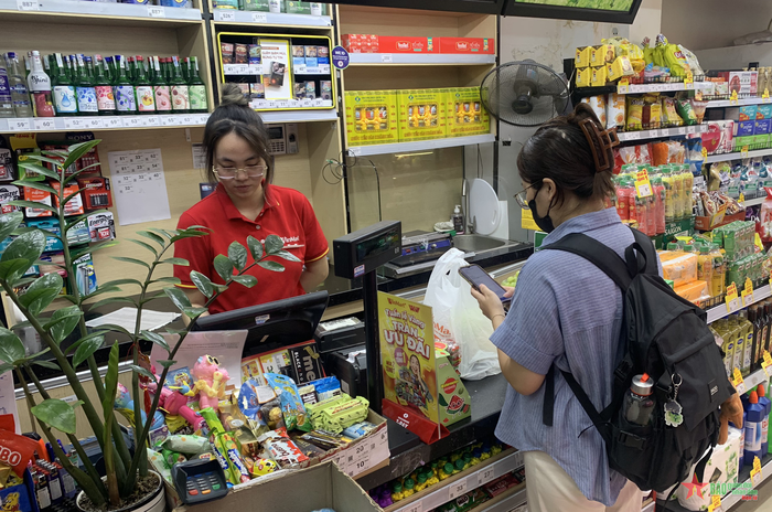 Khách hàng thanh toán bằng mã QR tại các cửa hàng tiện lợi.
