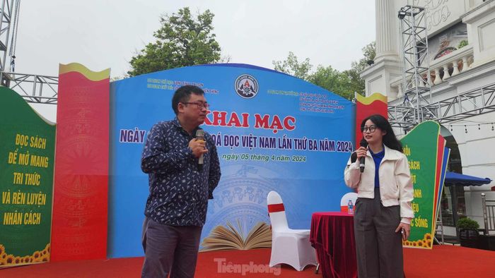 Đoàn viên, thanh niên Lạng Sơn tham gia đặt câu hỏi, giao lưu với chủ đề sách và văn hóa đọc. Ảnh: Duy Chiến 