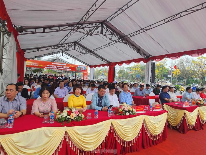 Đại diện các sở, ban ngành đoàn thể và nhân dân tham gia chương trình. Ảnh: Duy Chiến 