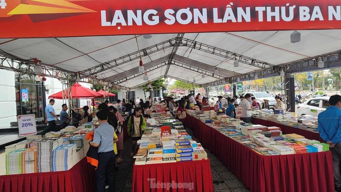 Năm thứ 3 Lạng Sơn tổ chức chương trình "Ngày sách và văn hóa đọc" thu hút sự chú ý, tham gia của đông đảo nhân dân và giới trẻ. Ảnh: Duy Chiến 