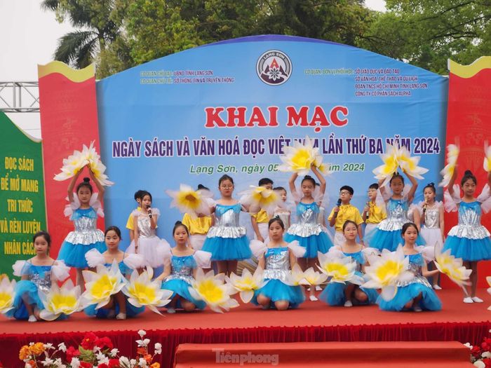 Thanh thiếu niên xứ Lạng hứng khởi tham gia chương trình. Ảnh: Duy Chiến 