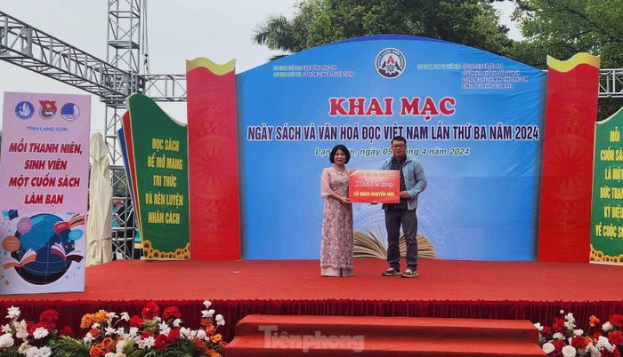 Lãnh đạo Sở Giáo dục- Đào tạo Lạng Sơn nhận biển tượng trưng của Công ty CP Sách Alpha xây dựng tủ sách ngành giáo dục địa phương. Ảnh: Duy Chiến