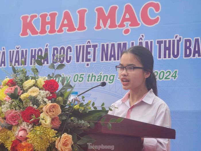 Tôn Thị Kiều Trang, dân tộc Nùng, Học sinh lớp 10A7, Trường THPT Dân tộc nội trú tỉnh Lạng Sơn thay mặt tuổi trẻ xứ Lạng phát biểu hưởng ứng chương trình đọc sách và văn hóa đọc. Ảnh: Duy Chiến