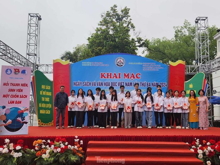 20 em học sinh có hoàn cảnh khó khăn nhận sách của Ban tổ chức. 