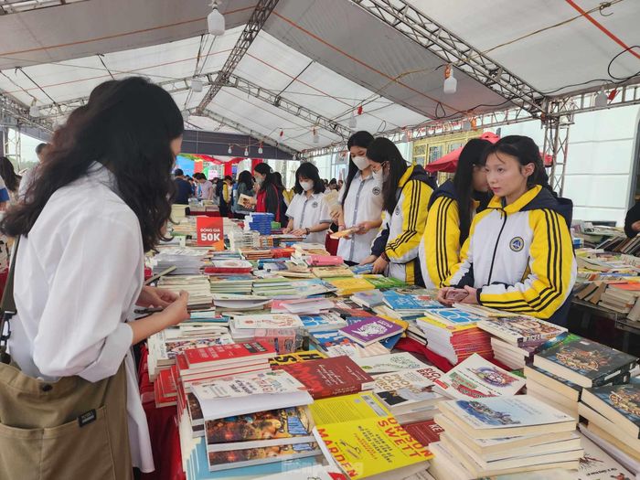 Hàng trăm đoàn viên, thanh niên và nhân dân Lạng Sơn tới tìm đọc và mua sách. Ảnh: Duy Chiến 