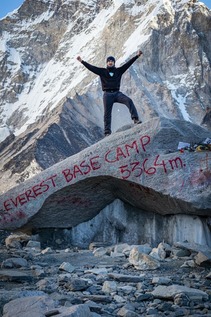 Du khách chinh phục đỉnh Everest.